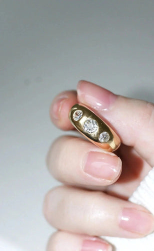 Bague Bague jonc or jaune et trois diamants 58 Facettes