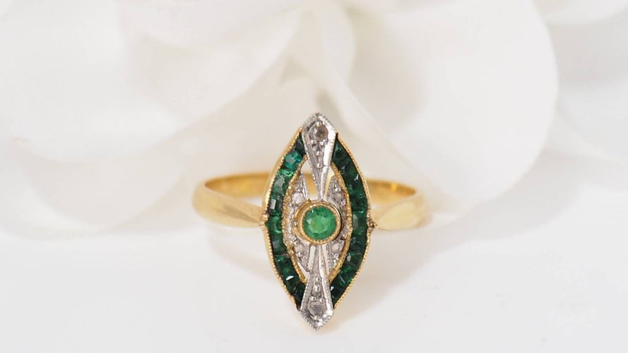 Bague 54 Bague ancienne début XXème en or jaune, émeraudes et diamants 58 Facettes 31726