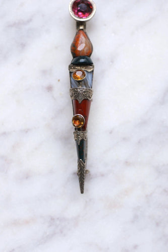 Broche Surin Ecossaise ancienne en argent, grenat, citrine, jaspe, et agate 58 Facettes