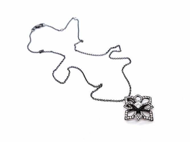 Collier Collier Fleur Or noir Diamant 58 Facettes 578701RV