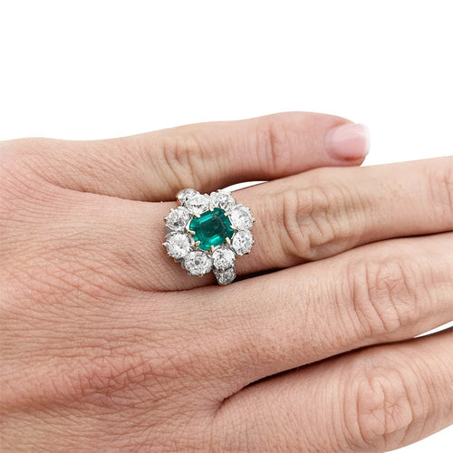 Bague 52 Bague marguerite émeraude entourage diamants. 58 Facettes 30754