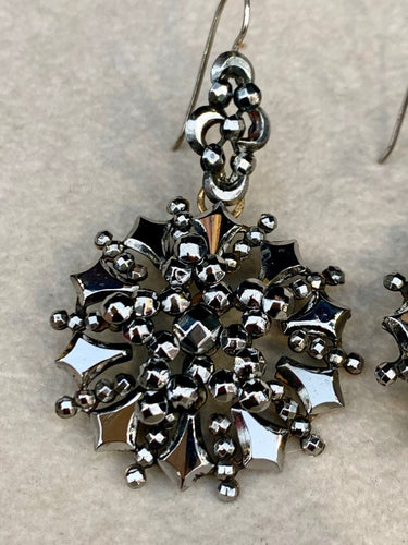 Boucles d'oreilles Anciennes Boucles d'Oreilles En Pointes d'Acier 58 Facettes 569593