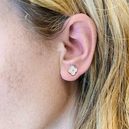 Boucles d'oreilles Boucles d'oreilles Van Cleef et Arpels "Sweet Alhambra", or blanc et diamants. 58 Facettes 31023