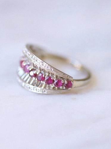 Bague Bague bandeau vintage en or gris, rubis, et diamants 58 Facettes