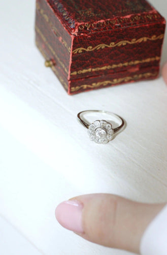 Bague marguerite platine et diamants 58 Facettes