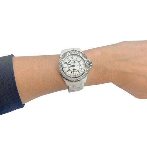 Montre Montre Chanel "J12" céramique blanche, diamants. 58 Facettes 31692
