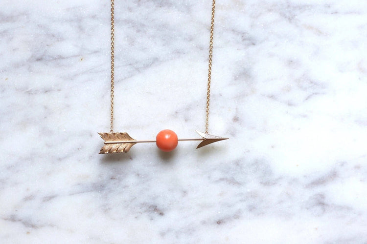 Collier Collier flèche ancien or et corail 58 Facettes