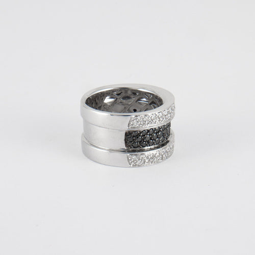 Bague 55 Bague en or gris, pavage diamants blanc et noir 58 Facettes