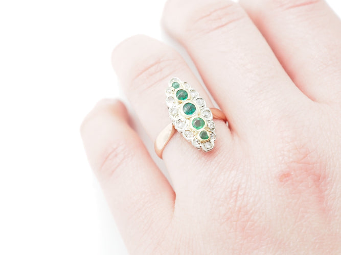 Bague 53 Bague marquise ancienne, émeraudes et diamants 58 Facettes