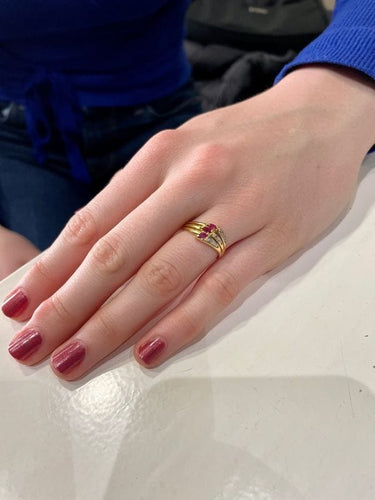 Bague 51 BAGUE MODERNE RUBIS ET DIAMANTS 58 Facettes 048101