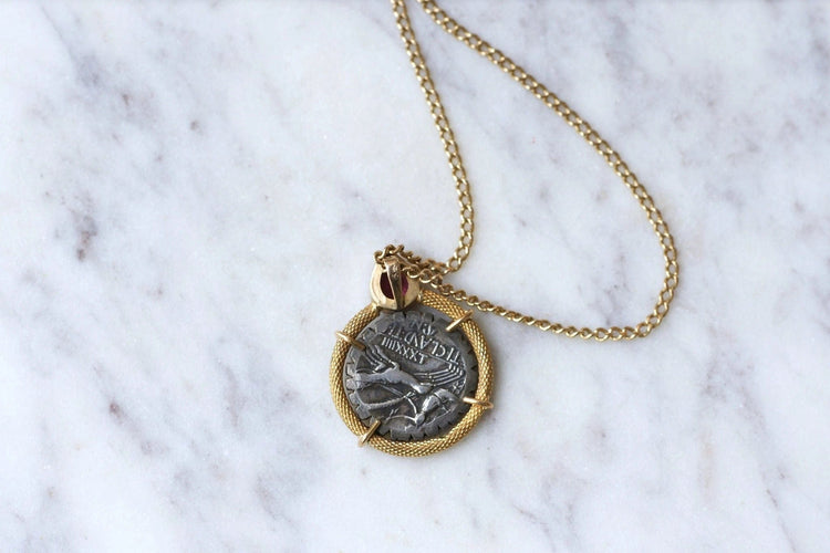 Collier Sautoir grenat et pièce romaine Déesse Diane 58 Facettes