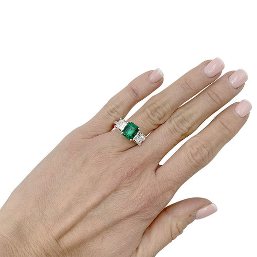 Bague 55 Bague émeraude or blanc, diamants. 58 Facettes 32365