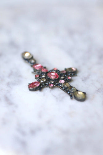 Pendentif Croix ancienne en argent, émail, et pierres du Rhin 58 Facettes
