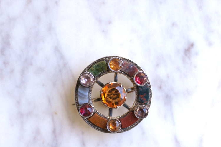 Broche Broche ronde Ecossaise ancienne citrine, jaspe, et agate 58 Facettes