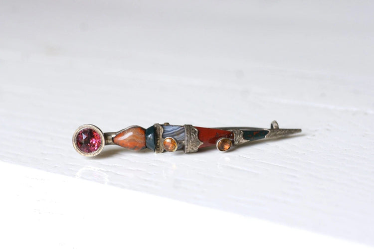 Broche Surin Ecossaise ancienne en argent, grenat, citrine, jaspe, et agate 58 Facettes
