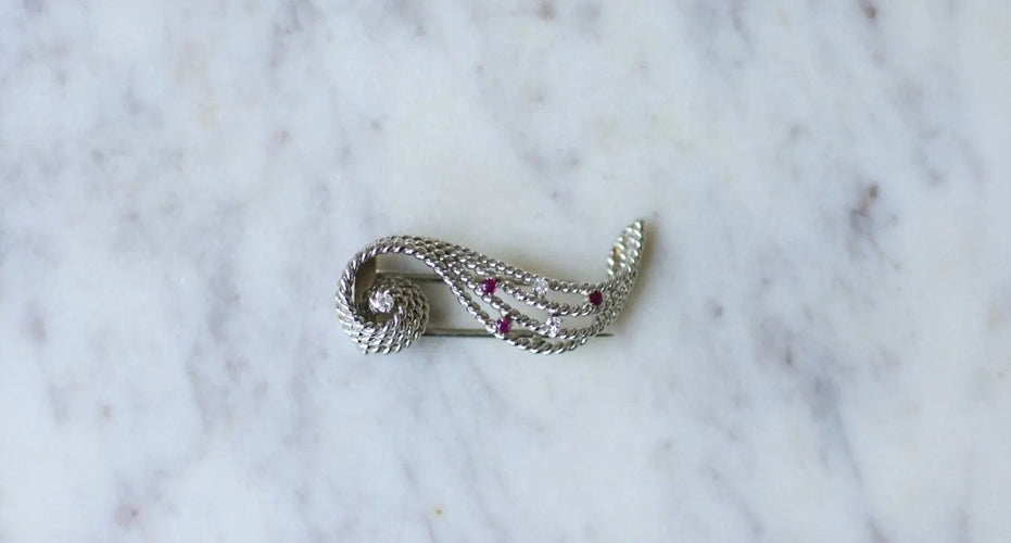 Broche Broche volute Or blanc Diamants Rubis 58 Facettes