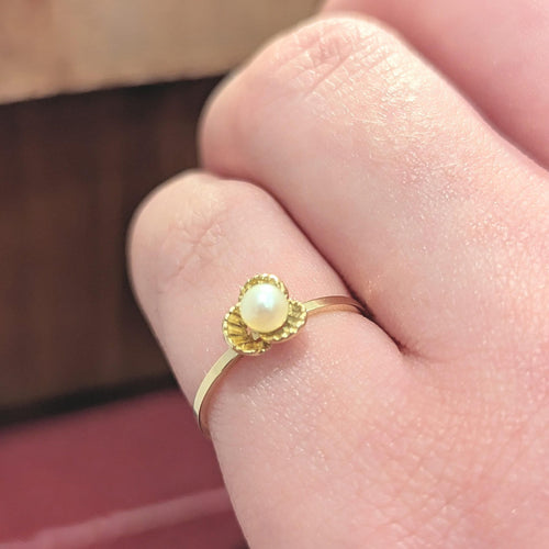 Bague Bague Florale or jaune et perle 58 Facettes 25384