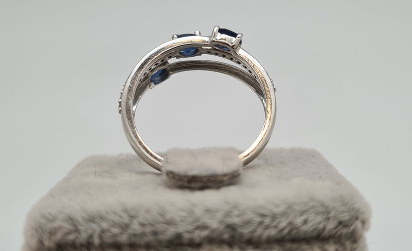 Bague 52 Bague en or blanc saphirs, diamants 58 Facettes