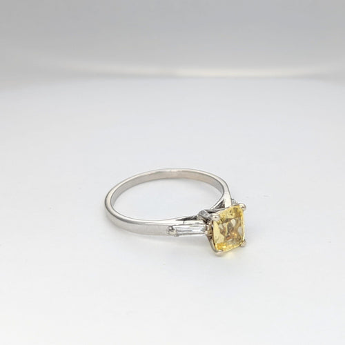 Bague Solitaire en or blanc diamants et saphir jaune 58 Facettes 21260