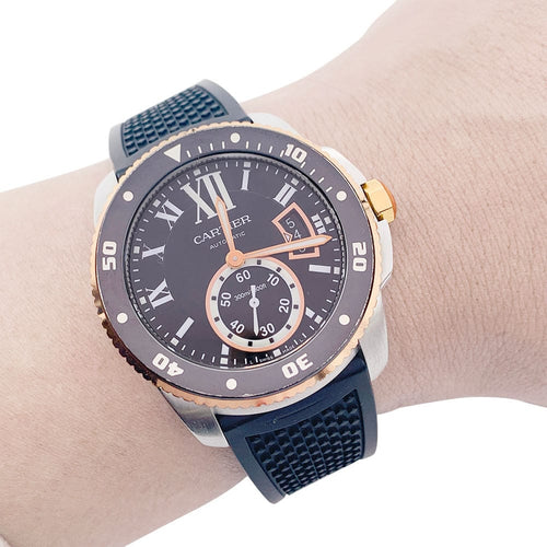 Montre Montre Cartier Calibre en or et acier sur bracelet caoutchouc. 58 Facettes 32552