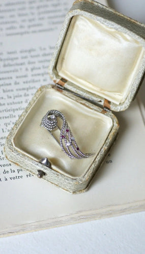 Broche Broche volute Or blanc Diamants Rubis 58 Facettes