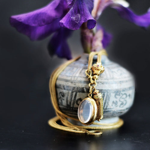 Collier Sautoir ancien en or accompagné de son médaillon, son pompon et son coulant 58 Facettes 17-076