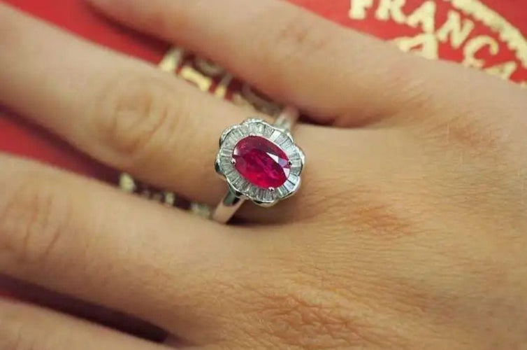 Bague 54 Bague en Or blanc, rubis et de diamants 58 Facettes