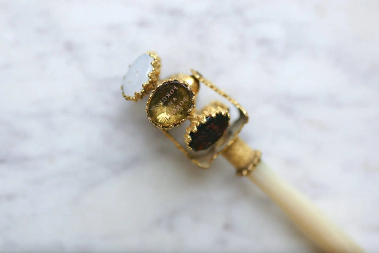 Accessoire Roue de cachet intailles, manche en nacre 58 Facettes