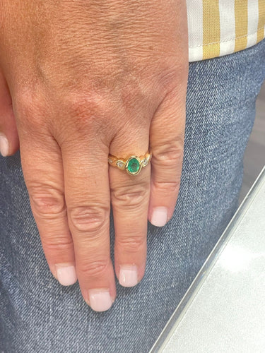 Bague Bague en or jaune 18 carats sertie d'une émeraude ovale et diamants 58 Facettes