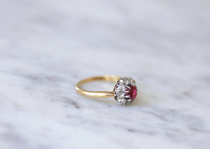 Bague Bague marguerite spinelle rouge entourage diamants 58 Facettes