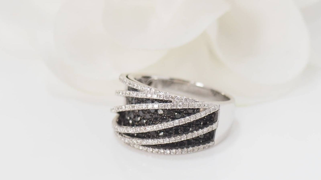 Bague 53.5 Bague diamants blancs et noirs 58 Facettes 32155