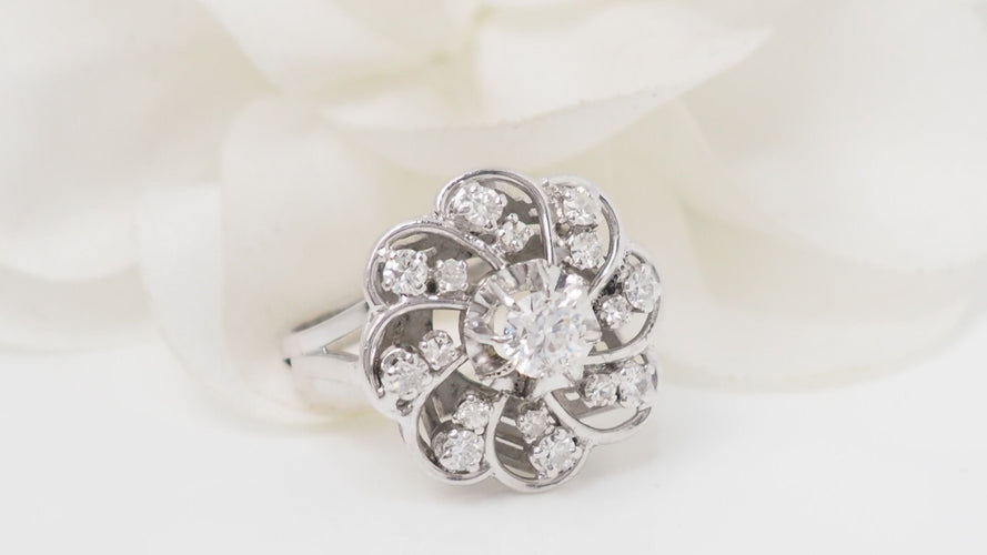 Bague 52 Bague marguerite en or blanc platine et diamants 58 Facettes 32491