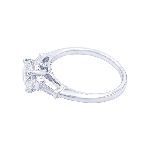 Bague 53 Bague solitaire encadré de diamants baguette. 58 Facettes 32529
