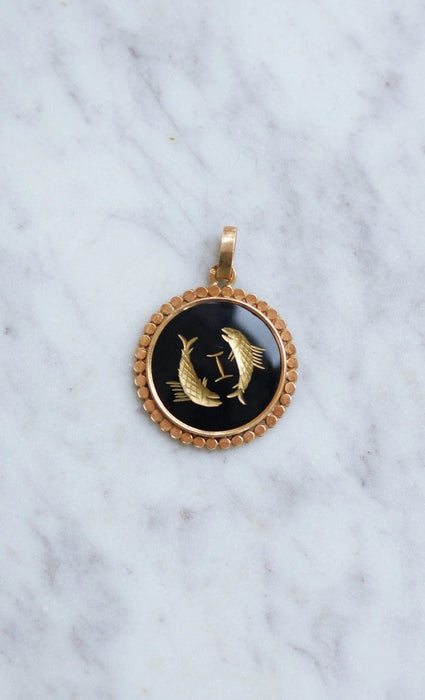 Pendentif Médaille astrologique Poissons, or rose et onyx 58 Facettes