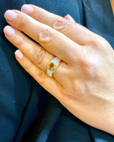 Bague Bague en or jaune 18 carats , topaze ovale et nacre blanche 58 Facettes