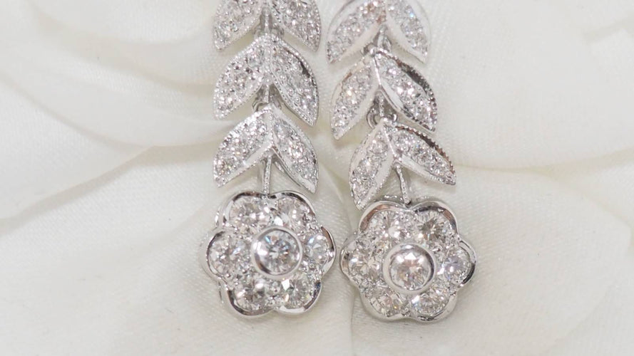Boucles d'oreilles Pendantes en or blanc, diamants 58 Facettes 32070
