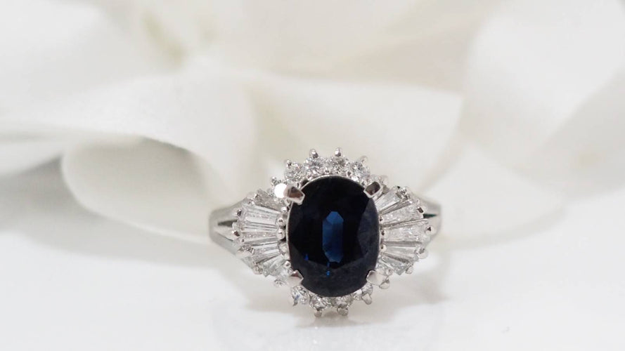 Bague Bague or blanc, saphir ovale et diamants brillants et trapèzes 58 Facettes 31010