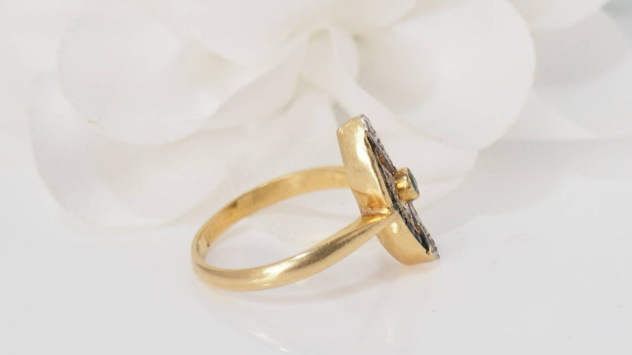 Bague 54 Bague ancienne début XXème en or jaune, émeraudes et diamants 58 Facettes 31726