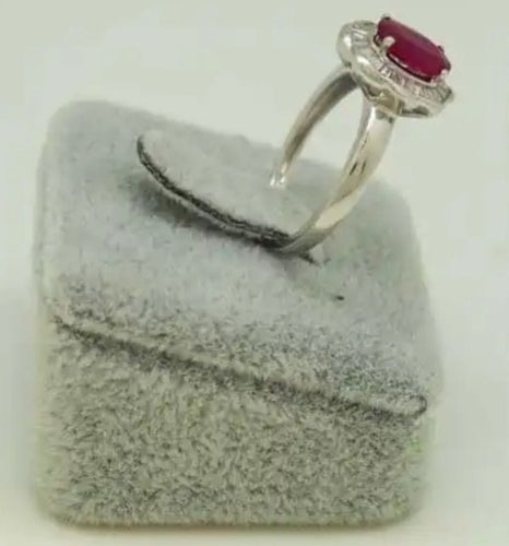 Bague 54 Bague en Or blanc, rubis et de diamants 58 Facettes