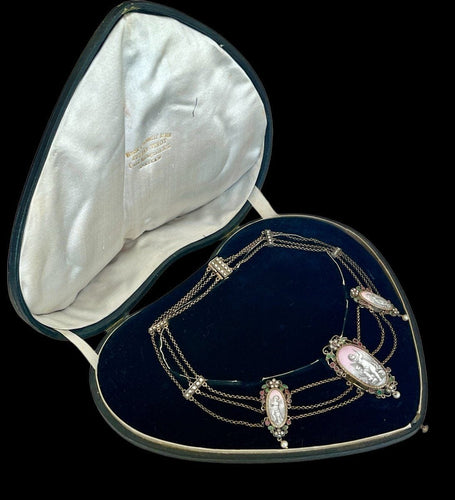 Collier Collier à Décor d'Angelots émaillés Dans Son écrin 58 Facettes 997667