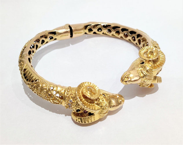 Bracelet Bracelet têtes de béliers en or jaune, diamants, saphirs, rubis 58 Facettes 1-899/2