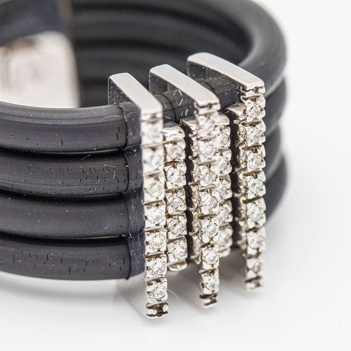 Bague 56 Bague en Or Blanc, Caoutchouc et Diamants 58 Facettes D359663LF