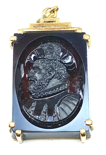 Pendentif Pendentif Or jaune Sardoine sculptée 58 Facettes AB284