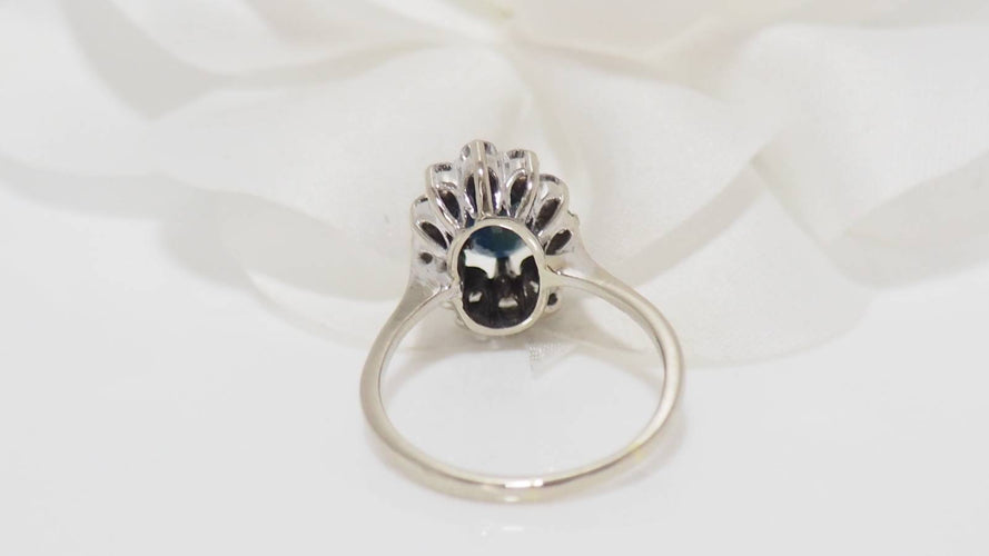 Bague 54 Bague marguerite en or blanc, saphir ovale et diamants 58 Facettes 31322