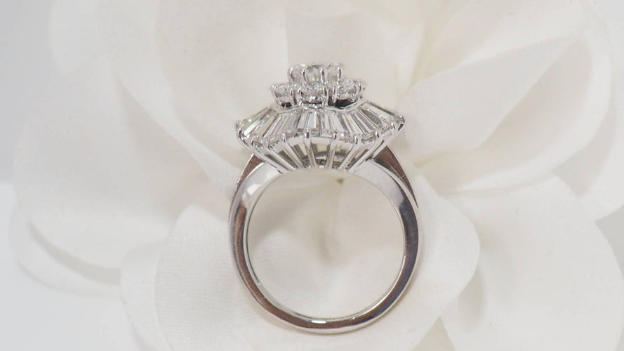 Bague Bague double entourage en or blanc et diamants 58 Facettes 31496