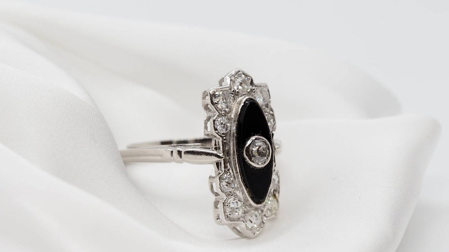 Bague Bague Art Déco en platine, onyx et diamants 58 Facettes 30395