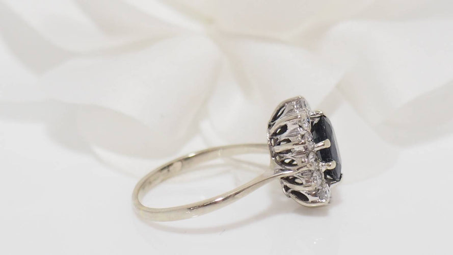 Bague 54 Bague marguerite en or blanc, saphir ovale et diamants 58 Facettes 31322