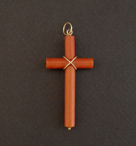 Pendentif Pendentif croix en corail 58 Facettes 1084375