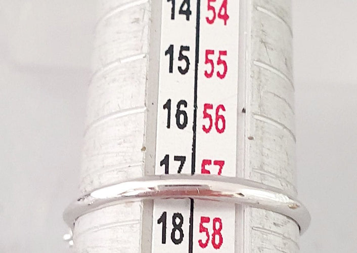 Bague 57 Bague or blanc, rubis fin au centre et entourage diamants Princesse 58 Facettes