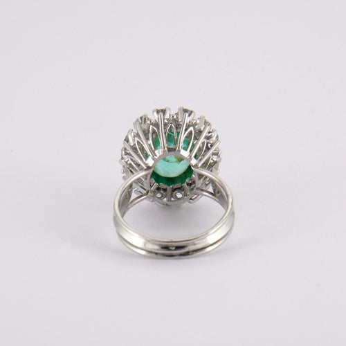 Bague 49 Bague Marguerite en or gris, émeraude, diamants 58 Facettes